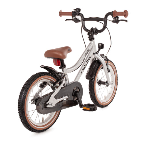 Retro silber Stahl-Kinderfahrrad mit braunem Sattel und Reifen. Optisch eine Mischung aus einem Early Rider und dem Woom Go. In 14 Zoll inkl. Seitenständer, Schutzbleche und Klingel