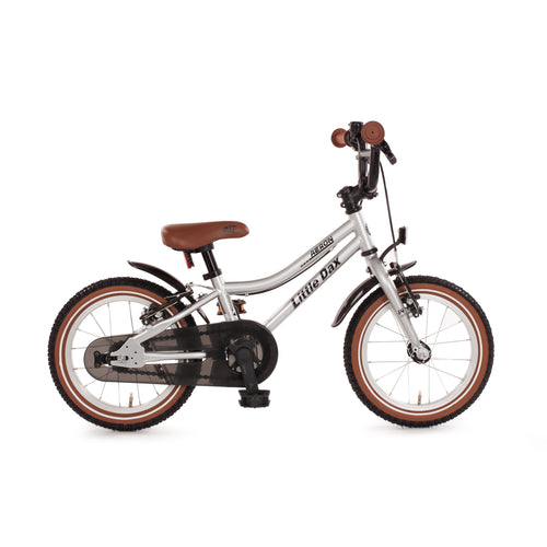 Retro silber Stahl-Kinderfahrrad mit braunem Sattel und Reifen. Optisch eine Mischung aus einem Early Rider und dem Woom Go. In 14 Zoll inkl. Seitenständer, Schutzbleche und Klingel ideal für Kinder ab 3 Jahren