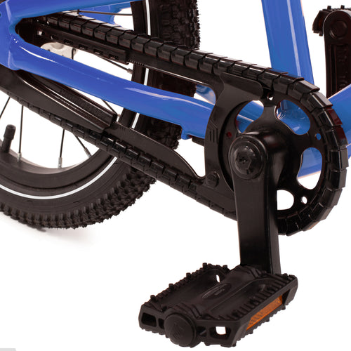 Kindgerechter Kettenschutz am blauen FIZZ Kinderfahrrad - durchgängig, angenehm gleitend und mit Schutz vor Schmutz und zusätzlichem Verschleiß