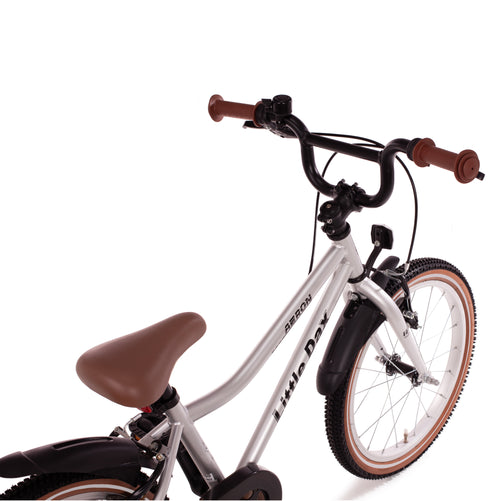 Leichtes 18 Zoll Kinderfahrrad im klassischen Retro-Design – silber mit braunen Details, perfekt für Jungen und Mädchen ab 4,5 Jahren. Eine günstige Alternative zu woom und early rider