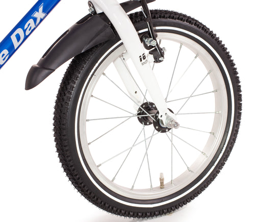 Little Dax Kinderfahrrad in metallic-blau mit weißer Gabel und reflektierenden Reifen. Das grob-zahnige Profil sorgt für guten Halt auf jedem Untergrund
