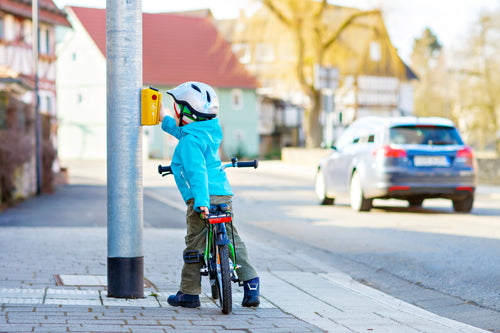 Kinderfahrrad im Straßenverkehr