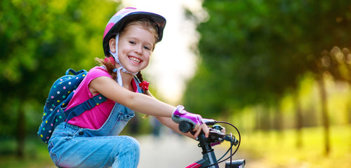 Mädchen auf einem Kinderstraßenfahrrad