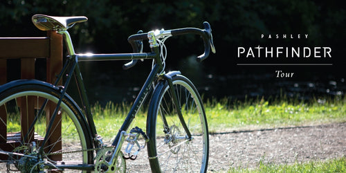 Pashley Pathfinder Tour strahlend im Sonnenlicht vor grüner Wiese 