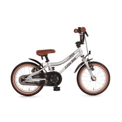 Retro silber Stahl-Kinderfahrrad mit braunem Sattel und Reifen. Optisch eine Mischung aus einem Early Rider und dem Woom Go. In 14 Zoll inkl. Seitenständer, Schutzbleche und Klingel ideal für Kinder ab 3 Jahren