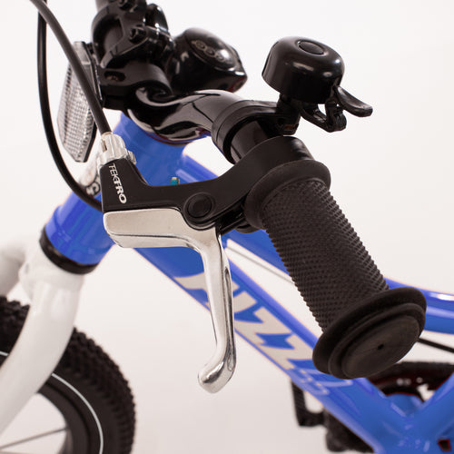 FIZZ leichtes Kinderfahrrad in blau-weiß mit sportlicher Geometrie und kindgerechten Komponenten wie eine Bremse optimiert für Kinderhände