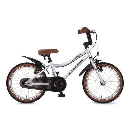 Retro silber Stahl-Kinderfahrrad mit braunem Sattel und Reifen. Optisch eine Mischung aus einem Early Rider und dem Woom Go. In 16 Zoll inkl. Seitenständer, Schutzbleche und Klingel für Kinder ab 4 Jahren
