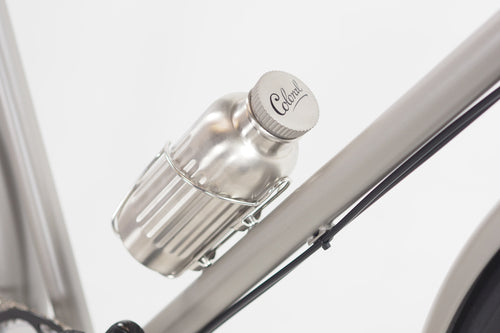 Originale Coloral-Edelstahltrinkflasche mit Halter am Pashley Morgan 110