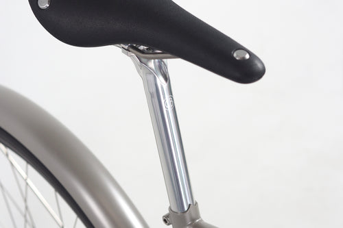 Gebrandete Sattelstütze und Original Brooks Black Cambium C15 Kautschuksattel am Pashley Morgan 110