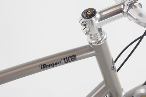 Nummerierte Steuerrohrkappe des Pashley Morgan 110 im Tacho-Design