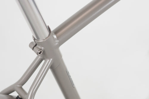 Gemuffter Stahlrahmen am Pashley Morgan 110, Detail am Sitzrohr